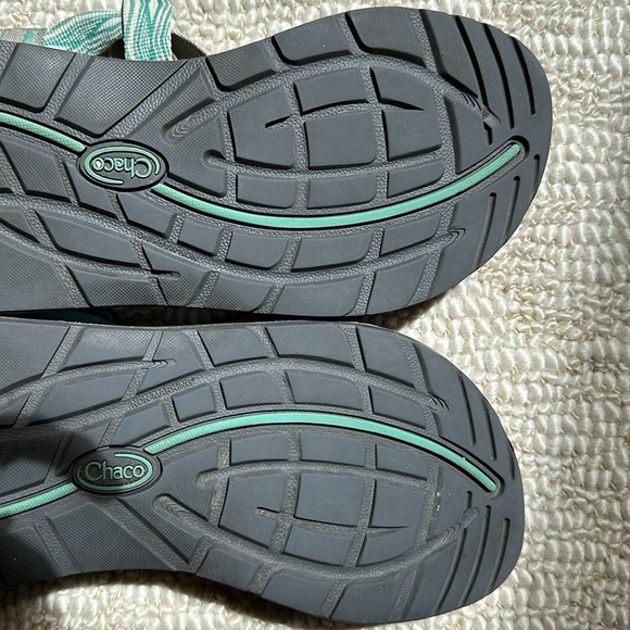 Chaco women’s sandals green and white geometric pattern - Picture 8 of 12